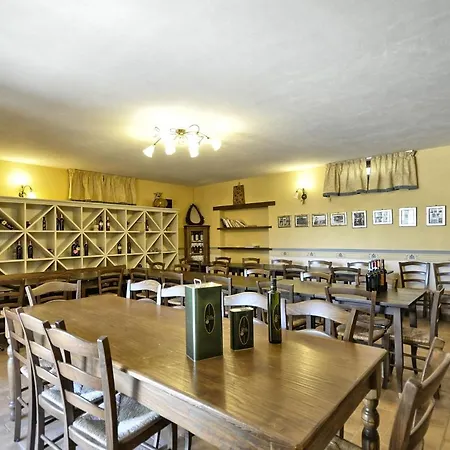 Vernazzano Basso Sleeps 4 T241010 Апартаменты